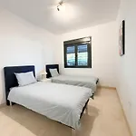 Luxury 2Br Apartment Near Marbella & Puerto Banus Pool, Padel, Parking דירה